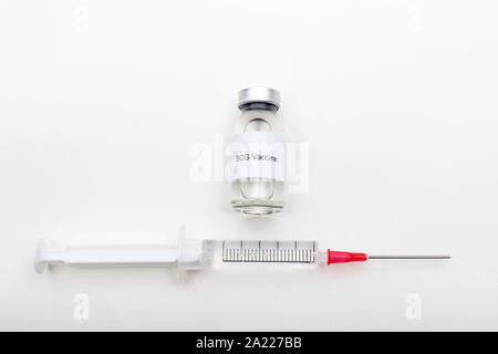 Concetto medico che mostra un medico medico lettura flaconcino di vaccino BCG e una siringa Foto Stock