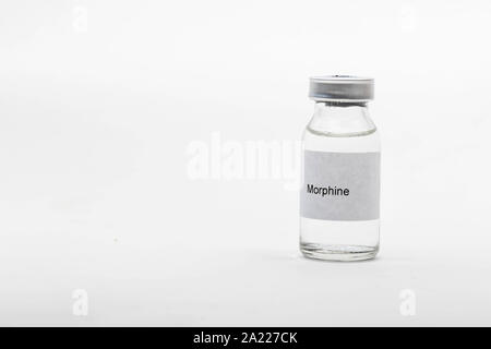 Concetto medico medico che mostra una fiala di medico di morfina di lettura Foto Stock