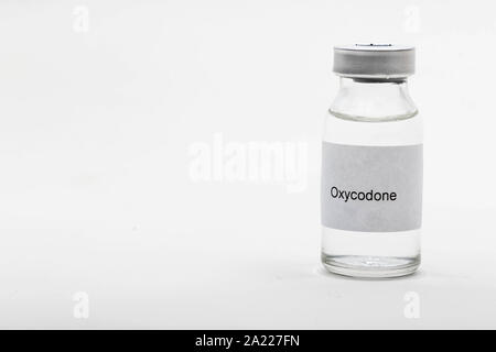 Concetto medico medico che mostra una fiala medica la lettura di ossicodone Foto Stock