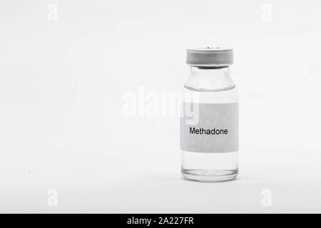 Concetto medico medico che mostra una fiala medica la lettura di metadone Foto Stock