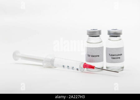 Concetto medico mostrando medical 2 fiale di medici la lettura di TB di vaccino e la tubercolosi vaccino con una siringa Foto Stock