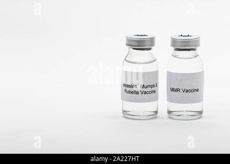 Concetto medico mostrando medical 2 fiale mediche leggendo il vaccino MMR e il morbillo, la parotite e la rosolia vaccino Foto Stock