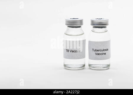 Concetto medico mostrando medical 2 fiale di medici la lettura di TB di vaccino e la tubercolosi vaccino Foto Stock