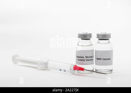 Concetto medico mostrando medical 2 fiale mediche leggendo il vaccino MMR e il morbillo, la parotite e la rosolia vaccino con una siringa Foto Stock