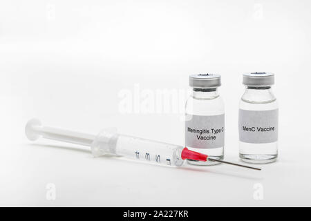 Concetto medico mostrando medical 2 fiale mediche lettura MenC Vaccino meningite e tipo C vaccino con una siringa Foto Stock
