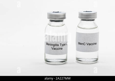 Concetto medico mostrando medical 2 fiale mediche lettura MenC Vaccino meningite e tipo di vaccino C Foto Stock