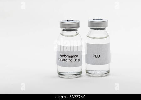 Concetto medico mostrando medical 2 fiale mediche lettura PED e miglioramento delle prestazioni di farmaco Foto Stock