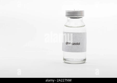 Concetto medico medico che mostra una fiala medica lettura Stanozolol Foto Stock