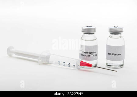 Concetto medico mostrando medical 2 fiale mediche leggendo il vaccino Hib e Haemophilus influenzae di tipo B con una siringa Foto Stock
