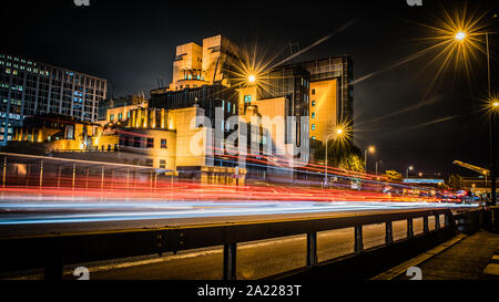 Semaforo sentieri il passato MI5 Edificio su Vauxhall Bridge sul fiume Tamigi, Londra. Prese su un cavalletto mediante lenta esposizione di 1 minuto Foto Stock