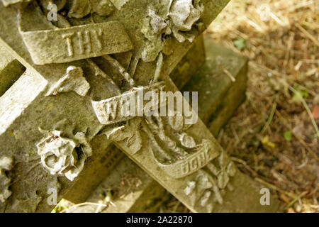 Antica pietra lapide con l'iscrizione "Sia fatta la tua volontà". Foto Stock