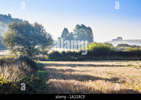 La vista verso Liddington collina vicino a Swindon, Wiltshire su un inizio autunno mattina. Foto Stock