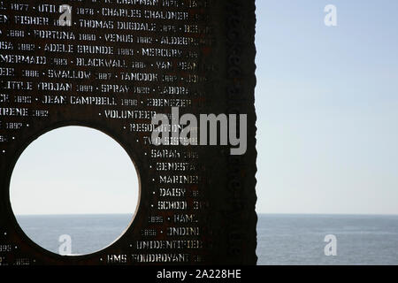 Naufragio Memorial sul lungomare, Cleveleys, Nr Blackpool, costa di Fylde, Regno Unito. Foto Stock