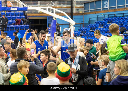 Crystal Palace di Londra, UK, 28 settembre 2019. Il lituano basket stelle i gemelli Lavrinovic giocano la loro prima partita di basket per London City Royals. London City Royals win 84 57 nella partita contro il Bristol volantini. Tifosi affollano intorno al gemelli dopo la partita. Copyright Carol moiré/Alamy Foto Stock