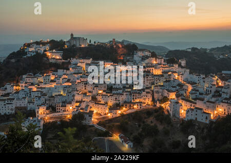 Casares è un bellissimo e caratteristico villaggio nella provincia di Malaga, Andalusia, Spagna. Foto Stock