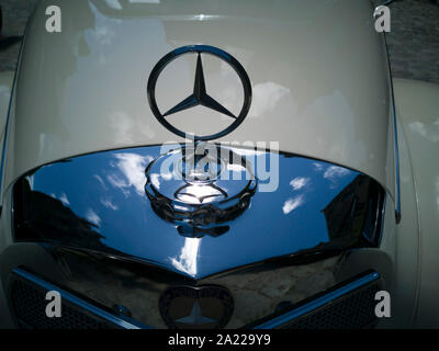 Mercedes Benz emblema di una vecchia auto Foto Stock