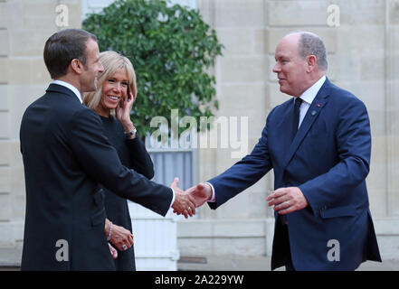 Parigi, Francia. Il 30 settembre, 2019. Il Presidente francese Emmanuel Macron (L), affiancato dalla moglie Brigitte Macron, saluta il Principe Alberto di Monaco come egli arriva al Elysee Palace a Parigi il lunedì, 30 settembre 2019. Visitando i leader e i capi di Stato hanno partecipato ad un pranzo organizzato da Macron a seguito di un memoriale di servizio in onore dell ex Presidente francese Jacques Chirac, morto il 26 settembre, all'età di 86. Foto di David Silpa/UPI Credito: UPI/Alamy Live News Foto Stock