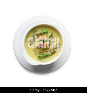 Verde zuppa di asparagi in bianco recipiente isolato. Fotografia di cibo Foto Stock