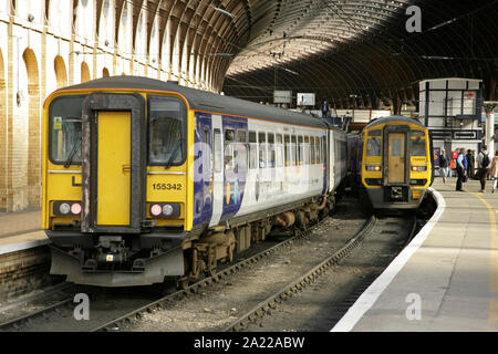 Rampa settentrionale sprinter classe 155 diesel multiple unit no.155342 e classe 158 express sprinter n. 158909 presso la stazione di York, UK. Foto Stock