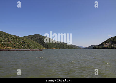 Vista di navi cisterna e Djerdap Gorge sul fiume Danubio, vicino a Donji Milanovac e Svinita, sul confine tra la Romania e la Serbia, Romania e Serbia. Foto Stock