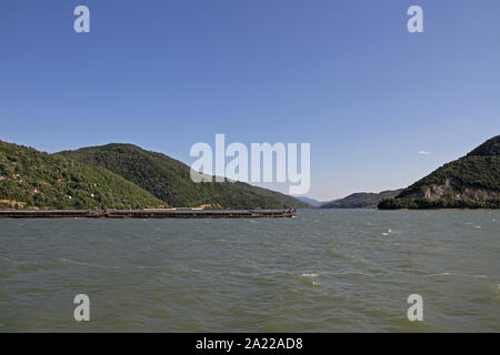 Vista di petroliere e Djerdap Gorge sul fiume Danubio, vicino a Donji Milanovac e Svinita, sul confine tra la Romania e la Serbia, Romania e Serbia. Foto Stock