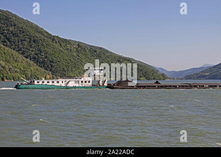 Vista di petroliere e rimorchiatori sul Djerdap Gorge sul fiume Danubio, vicino a Donji Milanovac e Svinita, sul confine tra la Romania e la Serbia, Romania e Serbia. Foto Stock