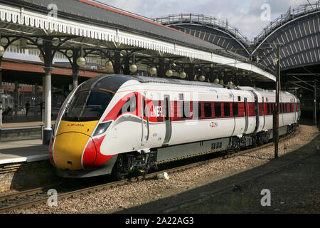 LNER Azuma treno ad alta velocità presso la stazione di York, Regno Unito Foto Stock