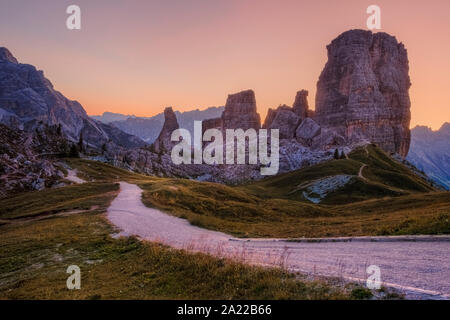 Le Cinque Torri a Cortina d'Ampezzo, Belluno, Veneto, Dolomiti, Italia, Europa Foto Stock