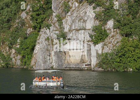 La Tabula Traiana o Trajanova tabla sulla banca serbo del fiume Danubio, il confine tra la Romania e la Serbia Serbia. Foto Stock