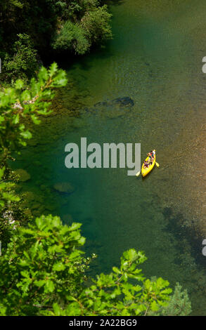Persone kayak sul fiume Tarn , Lozère, Occitanie, Francia Foto Stock