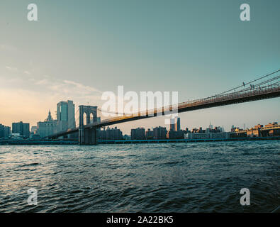 Il Ponte di Brooklyn al tramonto visto dal Ponte di Brooklyn Park Foto Stock