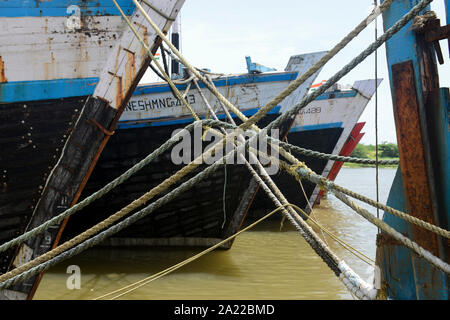 INDIA, Karnataka, Mangaluru, ex nome Mangalore, carico di legno barche nel porto vecchio legati insieme con funi a quai Foto Stock