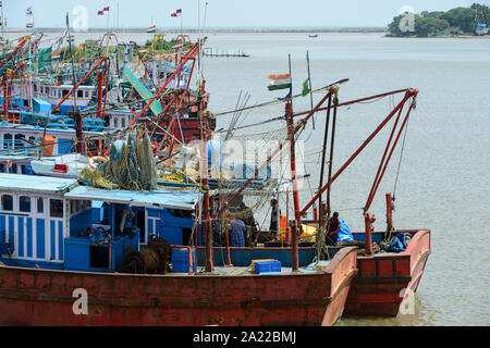 INDIA, Karnataka, Mangaluru, ex nome Mangalore, peschereccio nel porto di pesca durante il monsone Foto Stock