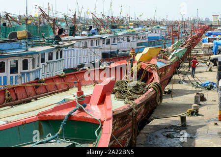 INDIA, Karnataka, Mangaluru, ex nome Mangalore, peschereccio nel porto di pesca durante il monsone Foto Stock