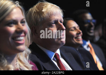 Manchester, Regno Unito. 30 settembre 2019. (Centro) Boris Johnson, primo Ministro, ascoltando il discorso di apertura alla conferenza di Sajid Javid, Cancelliere dello Scacchiere. È accompagnato da (a sinistra) Miriam Cates, deputato, il secondo giorno della Conferenza del Partito Conservatore al Manchester Central Convention Complex. Crediti: Kevin Hayes/Alamy Live News Foto Stock