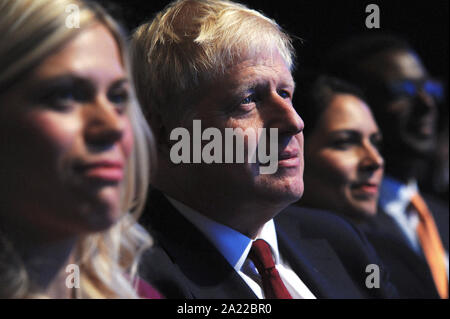 Manchester, Regno Unito. 30 settembre 2019. (Centro) Boris Johnson, primo Ministro, ascoltando il discorso di apertura alla conferenza di Sajid Javid, Cancelliere dello Scacchiere. È accompagnato da (a sinistra) Miriam Cates, deputato, il secondo giorno della Conferenza del Partito Conservatore al Manchester Central Convention Complex. Crediti: Kevin Hayes/Alamy Live News Foto Stock