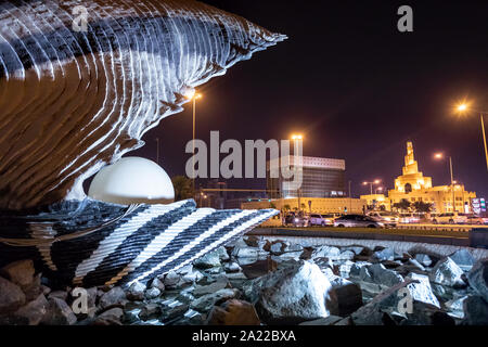Celebre monumento Shell con il Perl è punto di riferimento di Doha, in Qatar. Un monumento del guscio di notte. Foto Stock