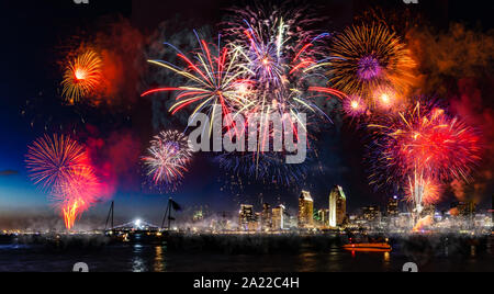 Giorno di indipendenza celebrazione spettacolo di fuochi d'artificio in San Diego Foto Stock