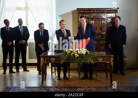 Il 30 settembre 2019, Cechia, Prag: Heiko Maas (SPD, l-r), il ministro degli Affari Esteri, e Tomas Petricek, ministro degli Affari esteri della Repubblica ceca, agitare le mani dopo la firma di una dichiarazione congiunta sulla cooperazione presso il ministro ceco dell'ufficio. Dopo i colloqui con il suo omologo ceco e del Primo Ministro della Repubblica ceca, Maas parteciperanno ad un ricevimento all'Ambasciata Tedesca a Praga in unità tedesca giorno. Foto: Gregor Fischer/dpa Foto Stock