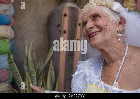 Senior donna che indossa abiti sposa durante giugno Festival a Caruaru Foto Stock