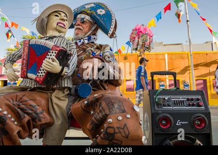 Interprete del ventriloquo, e cotone candy venditore al colorata città Foto Stock