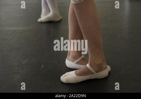 Ballerine in quinta posizione di indossare scarpe da ballo in baraccopoli Paraisopolis Foto Stock