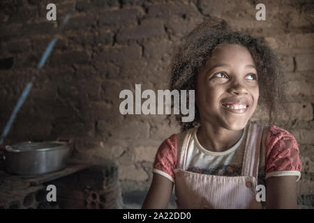 Carina ragazza afro-brasiliana da quilombo Barra de Aroeira, sorridente Foto Stock