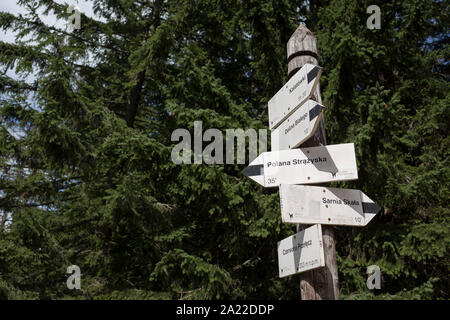 Escursionismo indicazioni sulla salita fino a Sarnia Skala, una montagna nel Parco nazionale dei Tatra, il 16 settembre 2019, nei pressi di Koscielisko, Zakopane, Malopolska, Polonia. Foto Stock