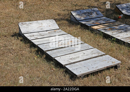 Lettini in legno su un prato sulla riva del Danubio in Kladovo, Serbia. Foto Stock