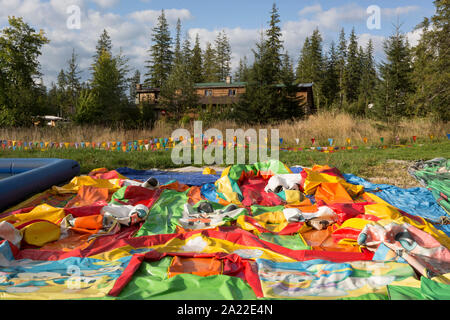 Un paesaggio di una versione polacca di Disneyland che offre un sgonfiato childrens' gonfiabile castello gonfiabile, il 18 settembre 2019, nei pressi della Wielka Krokiew ski jump, Zakopane, Malopolska, Polonia. Foto Stock