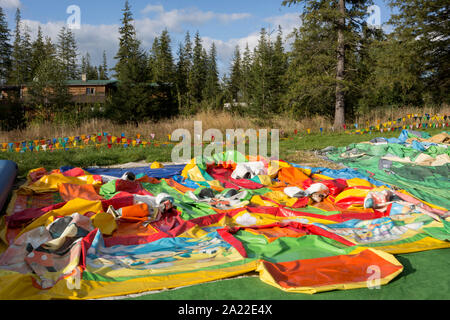 Un paesaggio di una versione polacca di Disneyland che offre un sgonfiato childrens' gonfiabile castello gonfiabile, il 18 settembre 2019, nei pressi della Wielka Krokiew ski jump, Zakopane, Malopolska, Polonia. Foto Stock