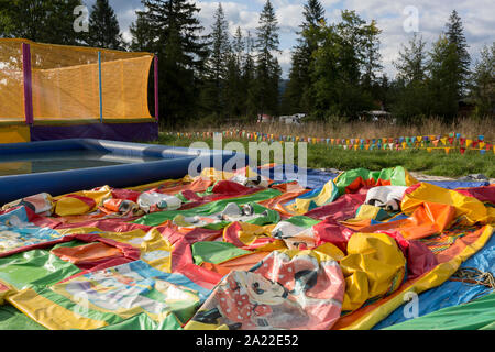 Un paesaggio di una versione polacca di Disneyland che offre un sgonfiato childrens' gonfiabile castello gonfiabile, il 18 settembre 2019, nei pressi della Wielka Krokiew ski jump, Zakopane, Malopolska, Polonia. Foto Stock