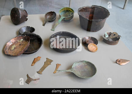 Collezione di utensili da cucina e stoviglie, Museo Archeologico Nazionale, Djerdap Kladovo, Serbia. Foto Stock