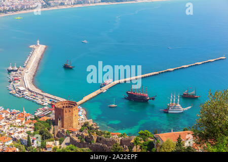 Alanya Pier e il faro, vista dal castello, Turchia Foto Stock